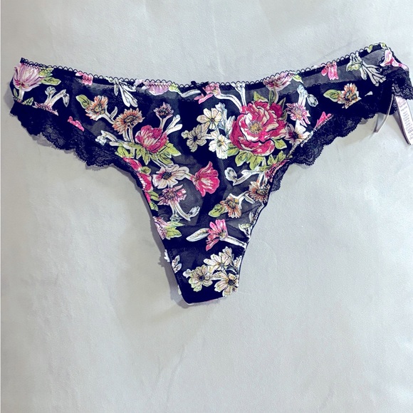 Victoria's Secret Dream Angels Black Floral
Lace Corset Top & Matching thongs. - Picture 4 of 14